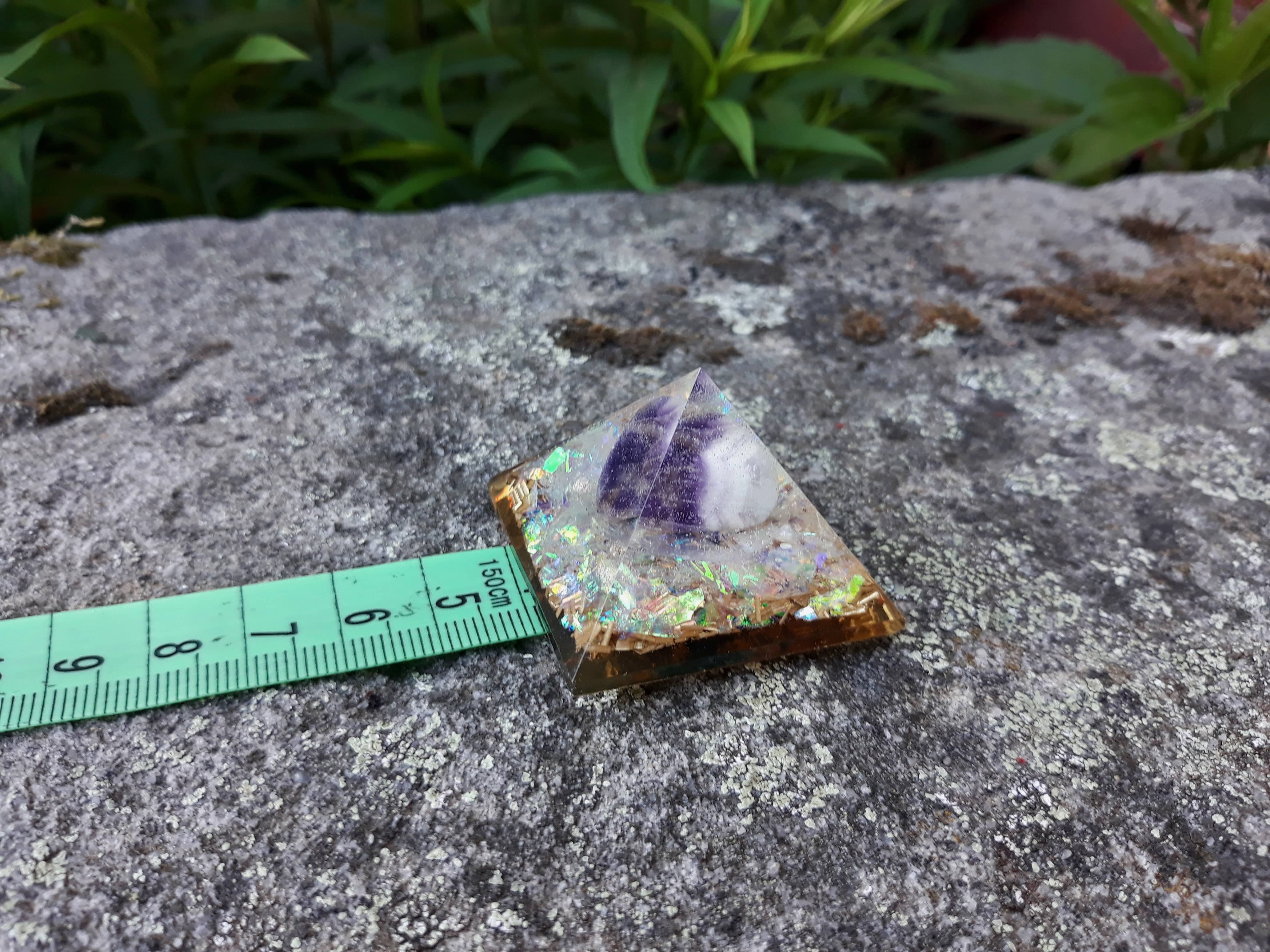 Harmonizační ametystová pyramida z orgonitu - větší